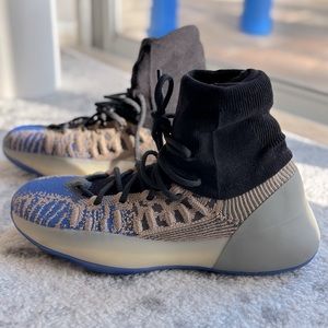 YEEZY BSKTBL KNIT 7.5 worn only once, new condition